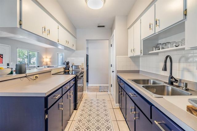 2808 W LAKE AVENUE, Tampa, FL 33607