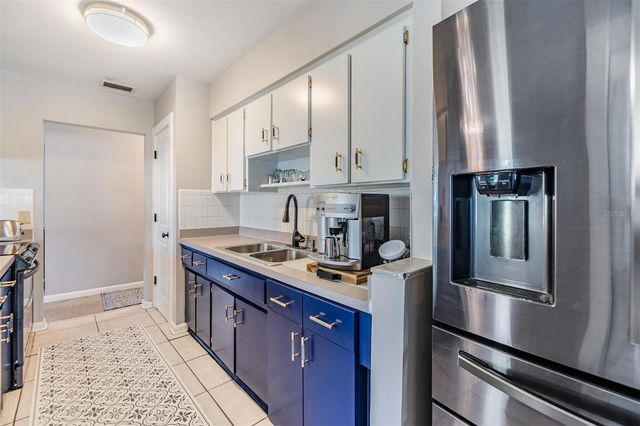 2808 W LAKE AVENUE, Tampa, FL 33607