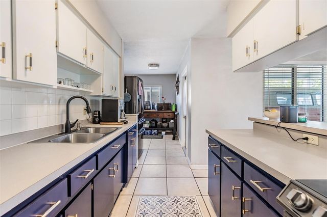 2808 W LAKE AVENUE, Tampa, FL 33607
