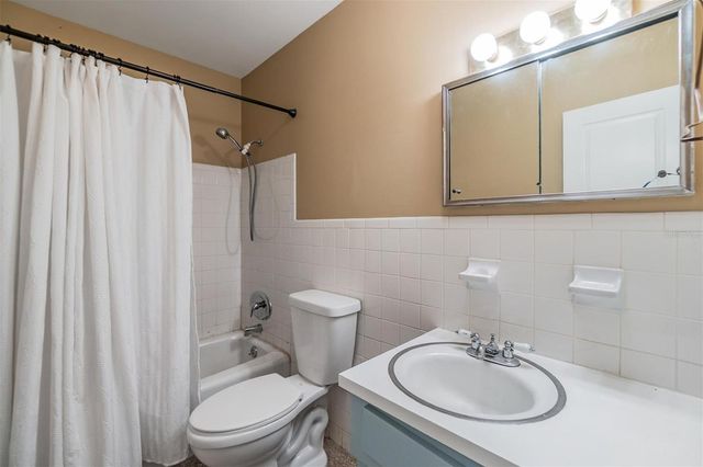 2808 W LAKE AVENUE, Tampa, FL 33607