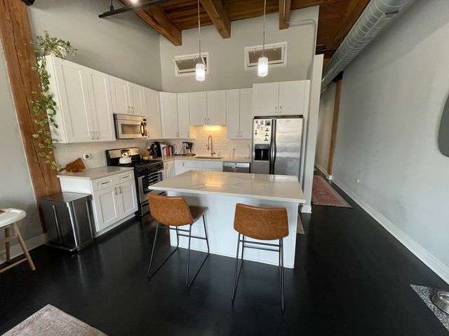 770 W GLADYS Street 407, Chicago, IL 60661