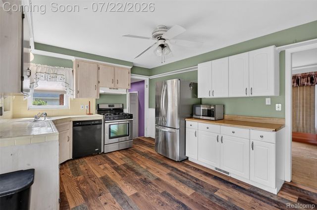 28014 6 Mile Road, Livonia, MI 48152