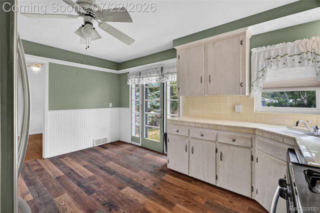 28014 6 Mile Road, Livonia, MI 48152