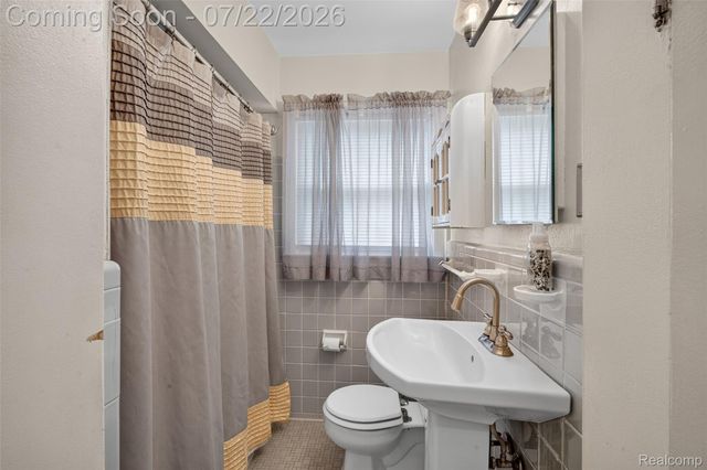 28014 6 Mile Road, Livonia, MI 48152
