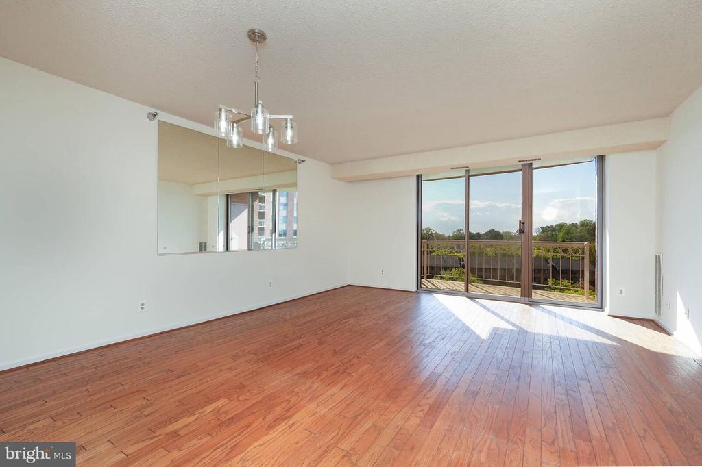 Image 10 of property listing at 5800 NICHOLSON LN #1-805, North Bethesda, MD 20852