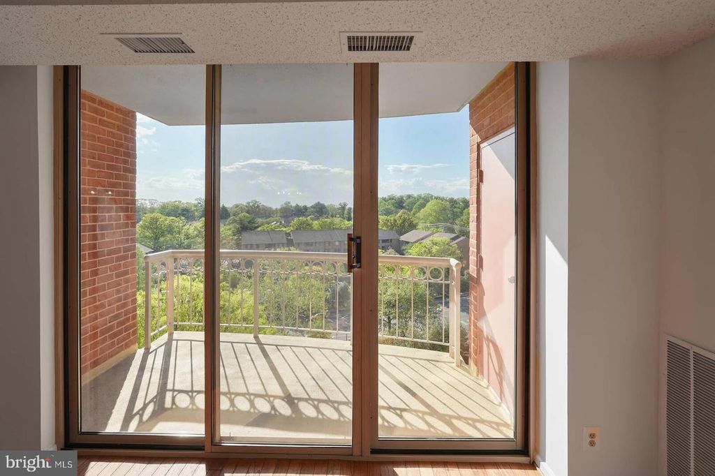 Image 11 of property listing at 5800 NICHOLSON LN #1-805, North Bethesda, MD 20852