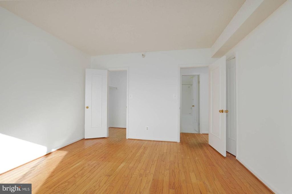 Image 14 of property listing at 5800 NICHOLSON LN #1-805, North Bethesda, MD 20852