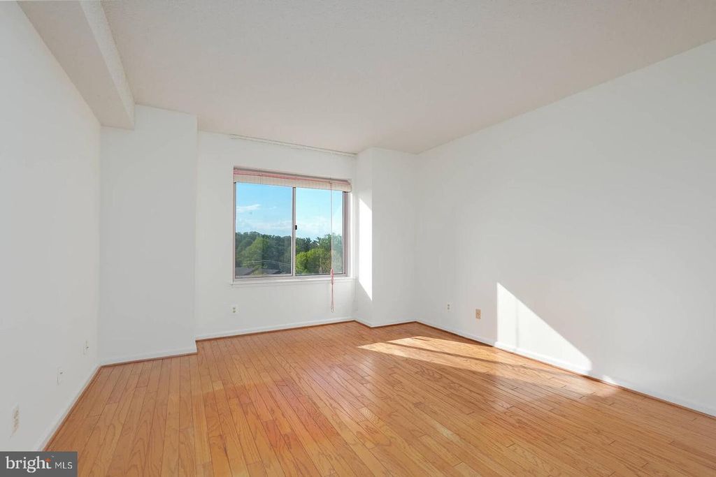 Image 15 of property listing at 5800 NICHOLSON LN #1-805, North Bethesda, MD 20852