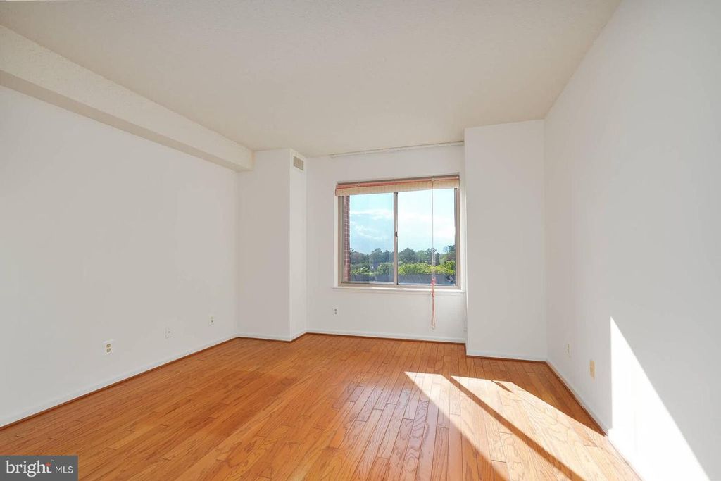 Image 16 of property listing at 5800 NICHOLSON LN #1-805, North Bethesda, MD 20852