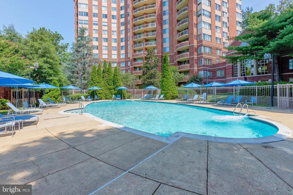 Image 2 of property listing at 5800 NICHOLSON LN #1-805, North Bethesda, MD 20852