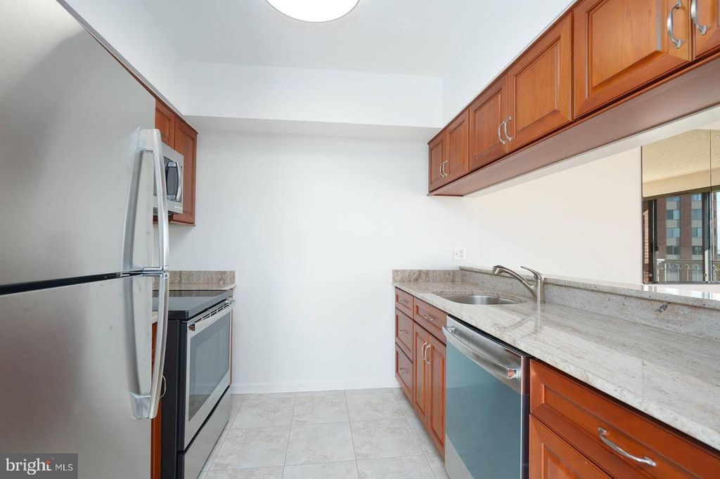 Image 3 of property listing at 5800 NICHOLSON LN #1-805, North Bethesda, MD 20852