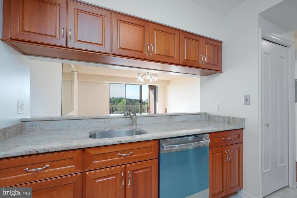 Image 5 of property listing at 5800 NICHOLSON LN #1-805, North Bethesda, MD 20852