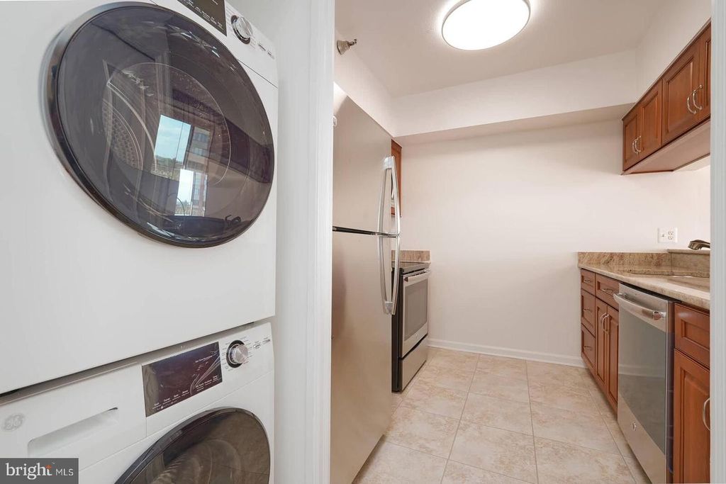 Image 6 of property listing at 5800 NICHOLSON LN #1-805, North Bethesda, MD 20852