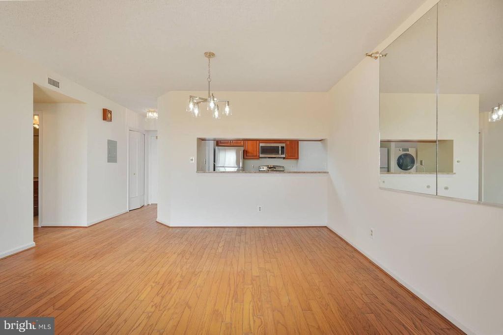 Image 8 of property listing at 5800 NICHOLSON LN #1-805, North Bethesda, MD 20852