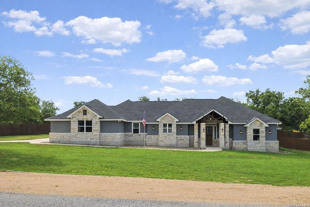 104 Abrego Knoll Dr, Floresville, TX 78114