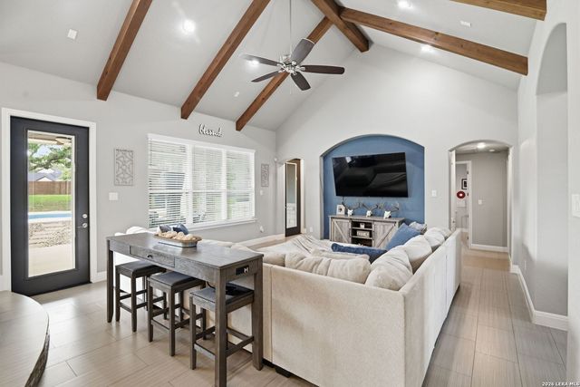 104 Abrego Knoll Dr, Floresville, TX 78114