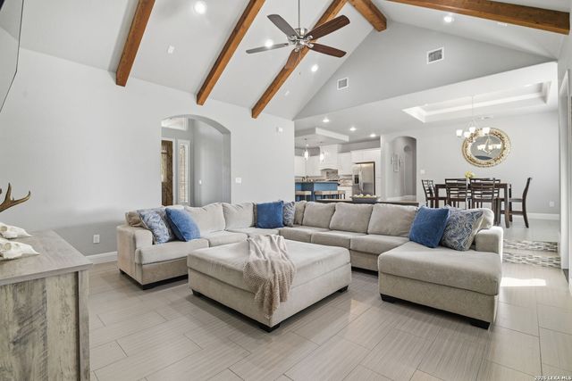 104 Abrego Knoll Dr, Floresville, TX 78114