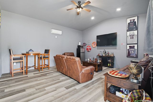 104 Abrego Knoll Dr, Floresville, TX 78114