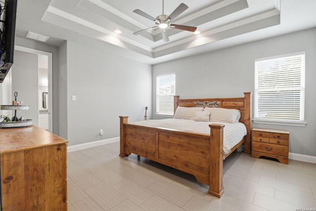 104 Abrego Knoll Dr, Floresville, TX 78114