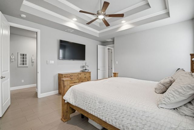 104 Abrego Knoll Dr, Floresville, TX 78114