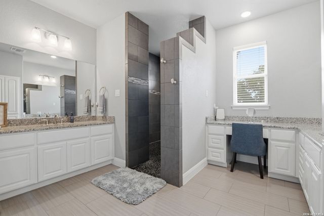 104 Abrego Knoll Dr, Floresville, TX 78114