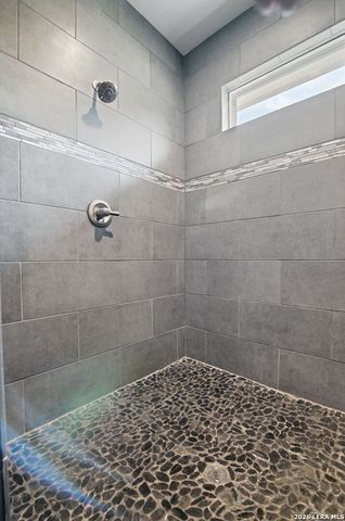 104 Abrego Knoll Dr, Floresville, TX 78114