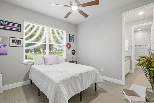 104 Abrego Knoll Dr, Floresville, TX 78114