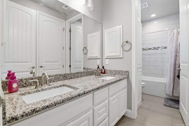 104 Abrego Knoll Dr, Floresville, TX 78114