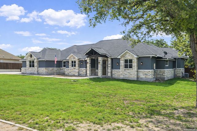 104 Abrego Knoll Dr, Floresville, TX 78114