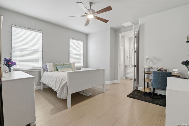 104 Abrego Knoll Dr, Floresville, TX 78114