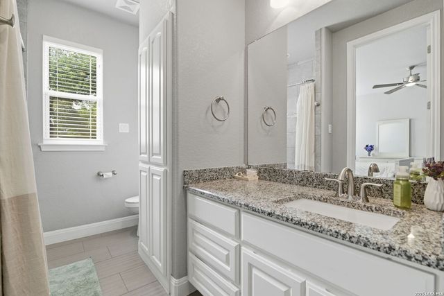 104 Abrego Knoll Dr, Floresville, TX 78114