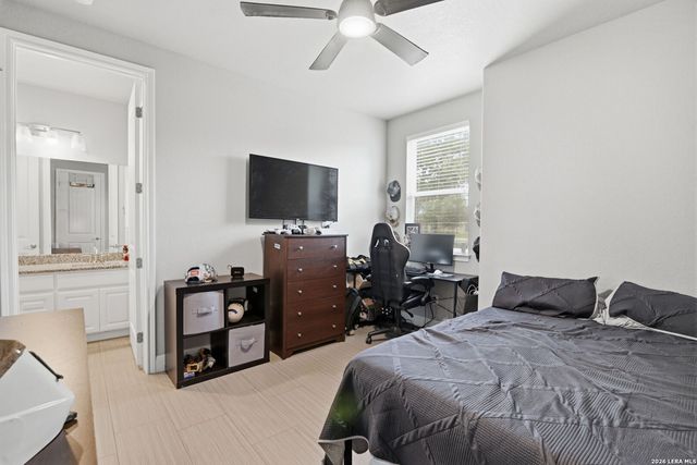 104 Abrego Knoll Dr, Floresville, TX 78114