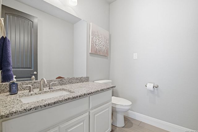 104 Abrego Knoll Dr, Floresville, TX 78114