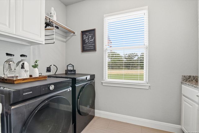 104 Abrego Knoll Dr, Floresville, TX 78114