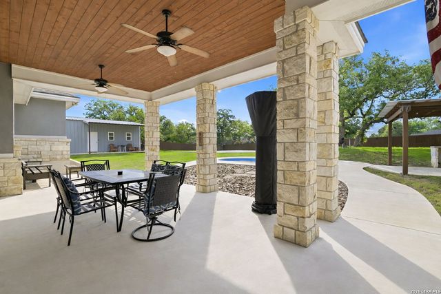 104 Abrego Knoll Dr, Floresville, TX 78114