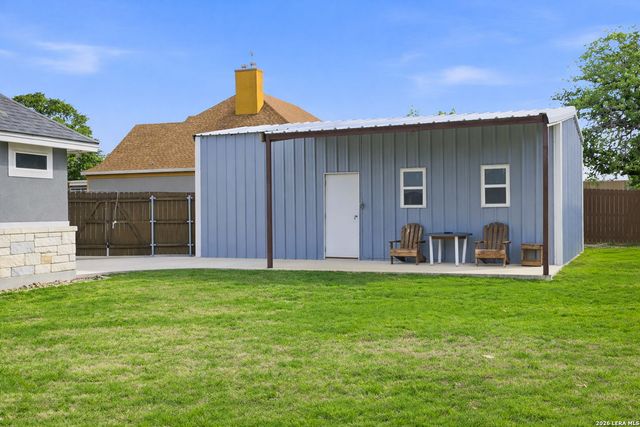 104 Abrego Knoll Dr, Floresville, TX 78114