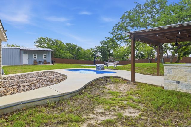 104 Abrego Knoll Dr, Floresville, TX 78114