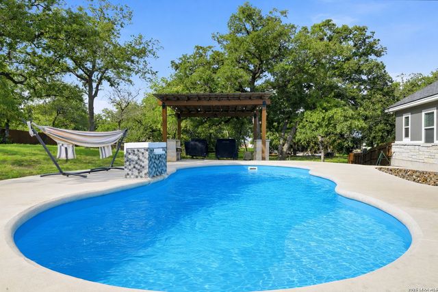 104 Abrego Knoll Dr, Floresville, TX 78114