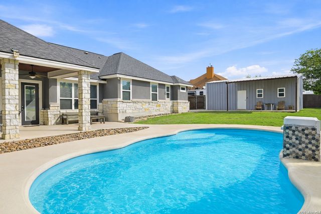 104 Abrego Knoll Dr, Floresville, TX 78114