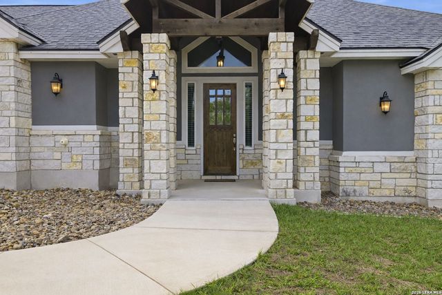 104 Abrego Knoll Dr, Floresville, TX 78114