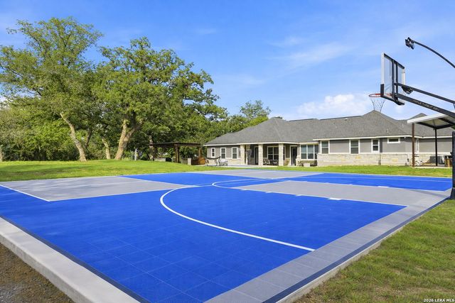 104 Abrego Knoll Dr, Floresville, TX 78114