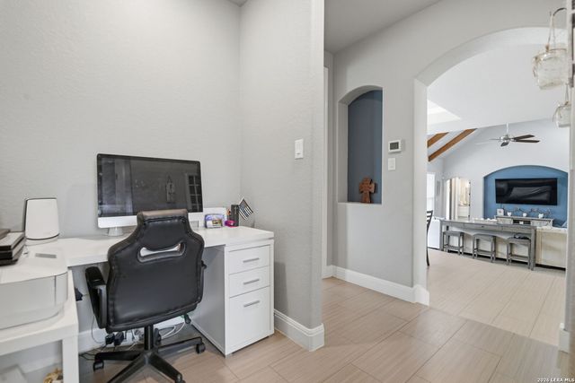 104 Abrego Knoll Dr, Floresville, TX 78114