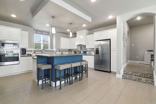 104 Abrego Knoll Dr, Floresville, TX 78114