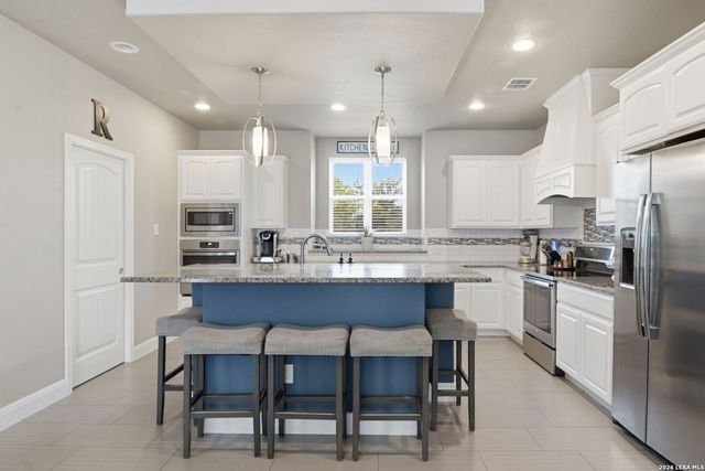 104 Abrego Knoll Dr, Floresville, TX 78114