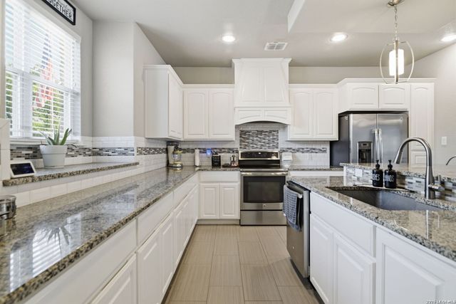 104 Abrego Knoll Dr, Floresville, TX 78114