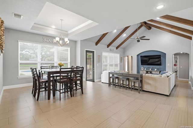 104 Abrego Knoll Dr, Floresville, TX 78114