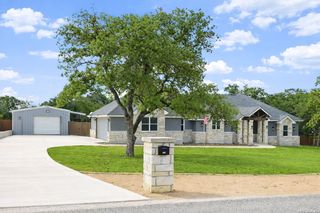 104 Abrego Knoll Dr, Floresville, TX 78114