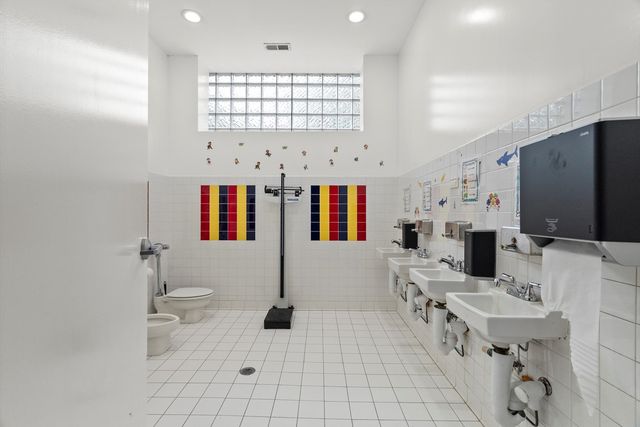 222 E 61st Street, Chicago, IL 60637