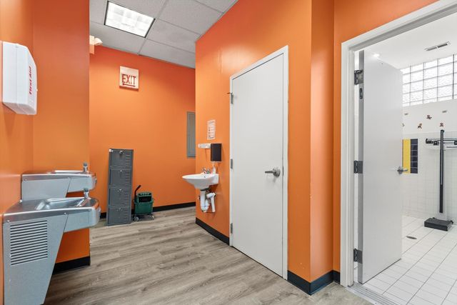 222 E 61st Street, Chicago, IL 60637