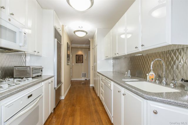 269-10 Grand Central Parkway 18 G, Floral Park, NY 11005